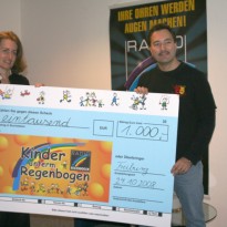 Spendenübergabe bei Radio Regenbogen mit Moderatorin Michaela Gröning und Martin Schade vom Salzert Brettli