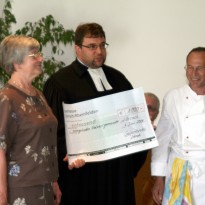 Übergabe des Spendenschecks an Pfarrer Andreas Klett-Kazenwadel (mit Reintraud Freude und Günther Lörracher)